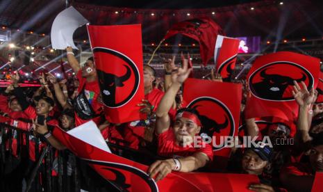 Ribuan simpatisan Partai PDI Perjuangan menghadiri konsolidasi pemenangan partai PDIP dan Ganjar di Stadion Jati Diri, Semarang, Jawa Tengah, Jumat (25/8/2023). Konsolidasi bertema Nyalakan Api Semangat Satu Barisan Satu Komando yang dihadiri sejumlah partai pengusung, ribuan kader dan simpatisan Partai PDI Perjuangan se-Jawa Tengah tersebut untuk mendukung serta mendeklarasikan Ganjar Pranowo sebagai calon presiden pada Pilpres 2024 mendatang. 