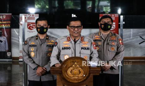 Kadivhumas Polri Irjen Pol Argo Yuwono (tengah) didampingi Karopenmas Brigjen Pol Rusdi Hartono (kiri) dan Kabagpenum Kombes Pol Ahmad Ramadhan (kanan) memberikan keterangan pers.