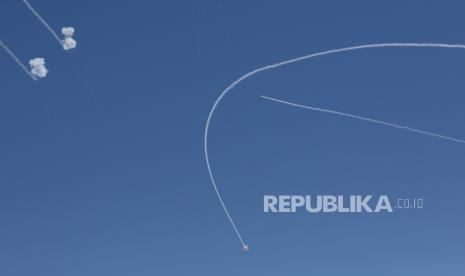 Sistem pertahanan udara Iron Dome Israel mencegat roket di dekat kota Ashkelon, Israel, Selasa (18/5).