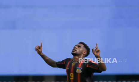 Pesepak bola Papua M Arody Uopdana meluapkan kegembiraanya usai mencetak gol ke gawang Jawa Barat saat pertandingan penyisihan sepak bola putra PON Papua di Stadion Mandala, Kota Jayapura, Papua, Senin (27/9/2021). 