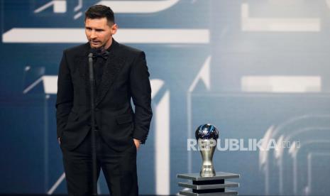 Pesepak bola Argentina Lionel Messi berpidato usai menerima Penghargaan Pemain Pria Terbaik FIFA dalam upacara penganugerahan penghargaan Best FIFA Football Awards 2022 di Paris, Prancis, pada 27 Februari 2023. Lionel Messi boleh menua, tapi magisnya di atas lapangan masih sangat terasa bahkan meski sudah tak lagi di Barcelona. Puncak gemilangnya seorang Lionel Messi berada saat masih berseragam Blaugrana dengan mengemas treble winner kala itu. 