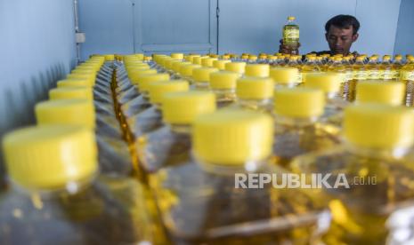 Pedagang menata minyak goreng Minyakita yang harganya terus naik di atas HET Rp 14 ribu per liter (ilustrasi).