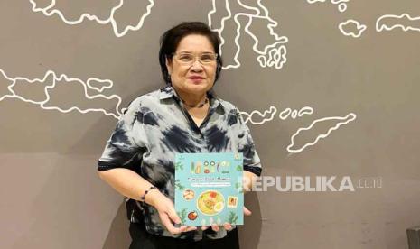 Ketua Omar Niode Foundation, Amanda Katili Niode dalam acara peluncuran buku Comfort Food Memoir: Kisah Makanan yang Menenangkan Beserta Resepnya di restoran Nusa Indonesian Gastronomy, Jakarta Selatan, Senin (16/10/2023). 