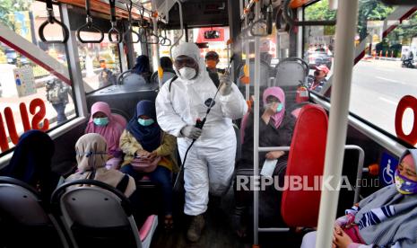 Masyarakat Bisa Semprot Disinfektan Secara Mandiri di Rumah. Petugas Badan Penanggulangan Bencana Daerah (BPBD) Jatim menyemprotkan cairan disinfektan di dalam Bus Suroboyo di Surabaya, Jawa Timur, Ahad (22/3/2020).