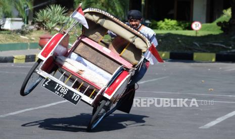 Pengemudi becak Walini melakukan atraksi bebas atau freestyle saat pelatihan bimbingan teknis (bimtek) bagi pengemudi becak dan bendi atau delman di Solo, Jawa Tengah, Selasa (26/9/2023). Kegiatan tersebut untuk pembinaan bagi pengemudi kendaraan umum tidak bermotor becak dan bendi untuk meningkatkan pelayanan dasar guna mendukung pariwisata di Kota Solo. 