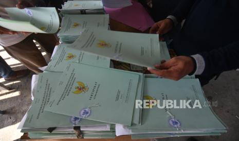 Petugas menyiapkan sertifikat tanah yang diterbitkan melalui program Pendaftaran Tanah Sistematis Lengkap (PTSL) untuk diserahkan kepada warga.