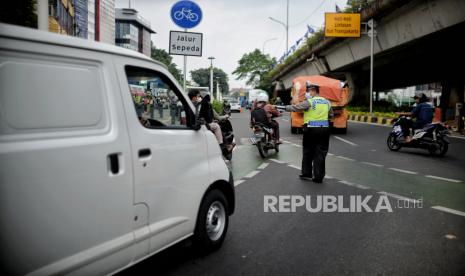 Petugas Kepolisian memberhentikan pengendara yang menggunakan pelat nomor ganjil saat sosialisasi perluasan aturan ganjil genap di Kawasan Kramat Raya, Jakarta, Senin (6/6/2022). Penjabat (Pj) Gubernur DKI Jakarta Heru Budi Hartono mengatakan, sistem ganjil-genap selama libur lebaran pada 19-25 April 2023 ditiadakan.