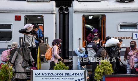 Suasana kesibukan penumpang kereta api di stasiun Kutoarjo yang diusulkan sebagai akhir rute kereta api Parahiyangan Jakarta-Jabar Tnmur dan Jateng Selatan. (ilustrasi)