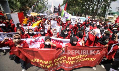 Sejumlah mahasiswa yang tergabung dalam Ikatan Mahasiswa Muhammadiyah Sidoarjo berunjuk rasa di depan Gedung DPRD Sidoarjo, Jawa Timur, Selasa (12/4/2022). Dalam aksinya mereka menuntut pemerintah menstabilkan harga minyak goreng, menurunkan harga bahan bakar minyak dan tarif PPN serta menolak perpanjangan masa jabatan presiden. 