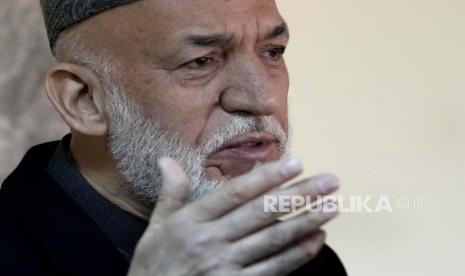  Mantan Presiden Afghanistan Hamid Karzai Dukung Protes Siswi. Foto:   Mantan Presiden Afghanistan Hamid Karzai, berbicara selama konferensi pers, di Kabul, Afghanistan, Ahad 13 Februari 2022. Mantan Presiden Karzai pada hari Ahad menyebut perintah Gedung Putih untuk membebaskan $3,5 miliar aset Afghanistan untuk keluarga 9/11 Amerika sebuah kekejaman terhadap rakyat Afganistan.