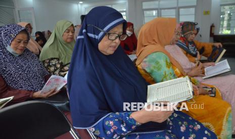 Warga mengikuti pembelajaran membaca Alquran.