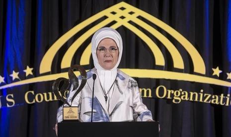 Ibu negara Turki Emine Erdogan pada Ahad (18/9/2022) menerima penghargaan di New York, Amerika Serikat (AS) dari persatuan Muslim terkemuka atas upaya kemanusiaannya.