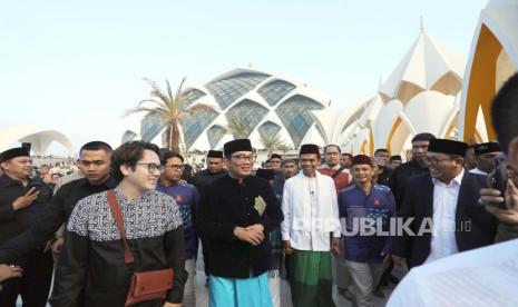 Gubernur Jawa Barat Ridwan Kamil bersama Ustaz Abdul Somad (UAS) saat melaksanakan Shalat Subuh Berjamaah dan mengunjungi Galeri Rasulullah SAW di Masjid Raya Al Jabbar, Kota Bandung, Ahad (18/6/2023).