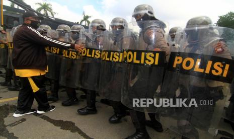 Sejumlah personel Sabhara membentuk formasi pertahanan saat berhadapan dengan pengunjukrasa dalam latihan simulasi pengamanan pilkada serentak 2020 di Pontianak, Kalimantan Barat, Selasa (28/7/2020). Latihan simulasi tersebut bertujuan untuk melatih kesiapsiagaan personel Polda Kalbar dalam menghadapi unjukrasa pada pilkada serentak 2020 di tujuh kabupaten di Kalbar. 