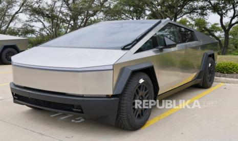  A general view of a Cybertruck parked in a parking lot in Austin, Texas, USA, 19 April 2024. Tesla has recalled all 3,878 of their Cybertrucks due to a faulty accelerator pedal which can become trapped, according to a statement by the US National Highway Traffic Safety Administration (NHTSA) .  