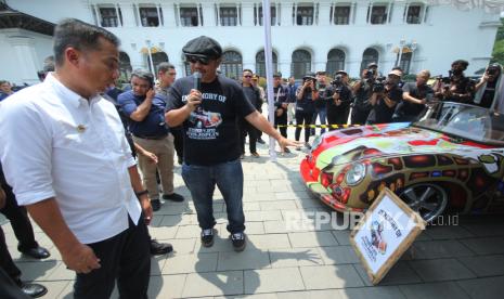 Pj Gubernur Jawa Barat (Jabar) Bey Machmudin meninjau sejumlah mobil dari berbagai komunitas usai melaunching program pembagian voucher BBM untuk masyarakat wajib pajak kendaraan bermotor dalam rangkaian Indonesia International Auto Show (GIIAS), di Halaman Gedung Sate, Kota Bandung, Sabtu (18/11/2023). Sebagai bentuk dukungan, Pemdaprov Jabar akan menerbitkan kebijakan relaksasi bea balik nama kendaraan bermotor kepemilikan pertama (Diskon BBNKB I) selama peyelenggaraan GIIAS.