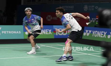 Ong Yew Sin Malaysia, kanan dan Teo Ee Yi melakukan pukulan melawan Fajar Alfian dan Muhammad Rian Ardianto dari Indonesia selama pertandingan perempat final ganda putra mereka di turnamen bulu tangkis Malaysia Open di Bukit Jalil Axiata Arena di Kuala Lumpur, Malaysia, Jumat, 13 Januari, 2023.