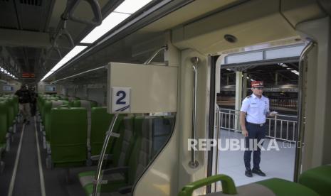 Petugas bersiap untuk memberangkatkan rangkaian kereta pengumpan untuk Kereta Cepat Jakarta Bandung (KCJB) Whoosh di Stasiun Bandung, Kota Bandung, Jawa Barat, Sabtu (30/9/2023). 