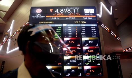 Pasar saham domestik melanjutkan penguatannya pada hari ini, Kamis (8/10). Indeks Harga Saham Gabungan (IHSG) terkerek naik di awal perdagangan sebesar 0,37 persen atau bertambah 18 poin ke level 5.022,98. 