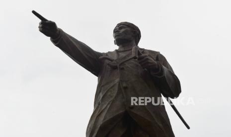 Monumen Jenderal Soedirman yang baru diresmikan terlihat di area CBD PIK2, Tangerang, Banten, Jumat, (03/2/2023). Monumen setinggi 15 meter ini menandakan posisinya sebagai karya seni yang dapat mengingatkan masyarakat dan pengunjung kawasan PIK2 tentang sosok Jenderal Soedirman, sekaligus penanda gerbang utama menuju CBD PIK2 yang berada persis di mulut exit tol PIK 2 yang rencananya selesai awal 2024.