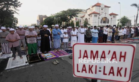 Sejumlah umat muslim melaksanakan Shalat Idul Adha di kawasan Jatinegara, Jakarta, Kamis (29/6/2023). Penyelenggaraan Shalat Idul Adha di dekat Gereja Koinonia yang berada di persimpangan Jalan Jatinegara Barat dan Jalan Matraman Raya tersebut ramai diikuti oleh warga sekitar. Sebelumnya, Pemerintah melalui Kementerian Agama menetapkan Hari Raya Idul Adha jatuh pada Kamis 29 Juni 2023.