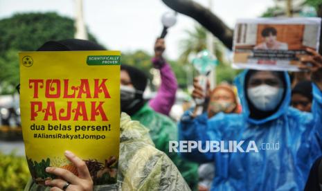 Sejumlah orang melakukan aksi demonstrasi terkait PPN di seberang Istana Merdeka, Jakarta, Kamis (19/12/2024).