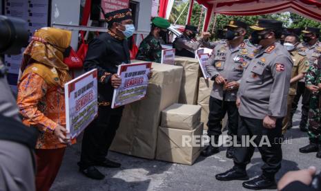 Wakapolri Komjen Pol Gatot Eddy Pramono (kanan) didampingi Kapolda Kalteng Irjen Pol Dedi Prasetyo (kedua kanan) berdialog dengan warga saat meninjau posko Pembatasan Pemberlakuan Kegiatan Masyarakat (PPKM) Mikro di wilayah Kelurahan Menteng, Palangkaraya, Senin (14/6/2021). Selain acara itu, kunjungan kerja Wakapolri tersebut juga untuk mengecek penanganan COVID-19 dan perkembangan percepatan vaksinasi di Kalteng serta meresmikan berbagai fasilitas umum untuk pendukung pelayanan publik. 