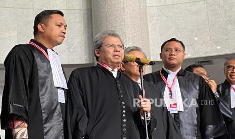 Kuasa hukum Ganjar Pranowo-Mahfud MD, Todung Mulya Lubis akan mengajukan permohonan untuk memanggil Kapolri Jenderal Listyo Sigit Prabowo dalam sidang sengketa Pilpres 2024, di Gedung Mahkamah Konstitusi (MK), Jakarta, Selasa (2/4/2024). 