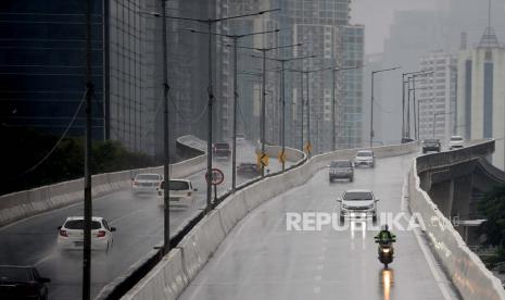 BMKG: Waspadai Hujan Petir dan Angin Kencang di Jakarta