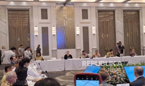 Menteri Koordinator Bidang Perekonomian Airlangga Hartarto menggelar makan malam dengan 33 Duta Besar Negara Anggota Organisation for Economic Co-operation and Development (OECD) di The Langham Jakarta, Rabu (28/2/2024).