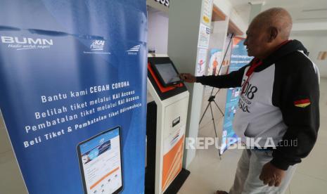 Warga mengambil nomor antrean pengembalian tiket kereta api di stasiun Kota Kediri, Jawa Timur, Jumat (24/4/2020). PT KAI (Persero) mengembalikan bea tiket yang terlanjur terbeli masyarakat menyusul dibatalkannya operasional 44 kereta api guna memaksimalkan program Pembatasan Sosial Berskala Besar (PSBB) sebagai upaya menangkal penyebaran COVID-19