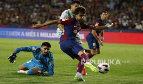 Penyerang Atletico Madrid, Joao Felix, yang dipinjamkan ke Barcelona untuk musim 2023/2024 mencetak gol ke gawang Real Betis di pentas La Liga Spanyol, Sabtu (16/9/2023)