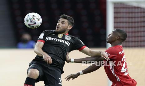 Leverkusen Kevin Volland, kiri, tantangan untuk bola dengan David Alaba Bayern selama pertandingan final Piala Sepak Bola Jerman (DFB Pokal) antara Bayer 04 Leverkusen dan FC Bayern Munich di Berlin, Jerman, Sabtu, 4 Juli 2020.