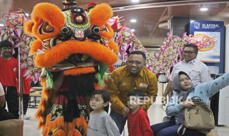 PT KAI Daerah Operasi (Daop) 3 Cirebon menghadirkan pertunjukan barongsai di area parkir Stasiun Cirebon, dalam rangka memeriahkan Tahun Baru Imlek 2575 Kongzili, Ahad (11/2/2024). 