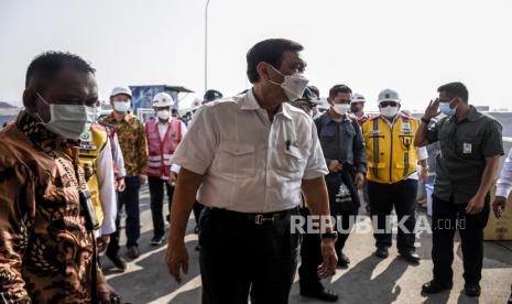 Menteri Koordinator Bidang Kemaritiman dan Investasi Luhut Binsar Pandjaitan (tengah). Luhut meminta pabrikan mobil asal China, Wuling, lekas memasarkan mobil listrik.