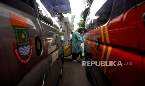 Petugas membawa kantong jenazah korban kebakaran Lembaga Pemasyarakatan (Lapas) Kelas I Tangerang untuk dinaikan kedalam ambulance di RSUD Kabupaten Tangerang, Banten, Rabu (8/9). Sebanyak 41 warga binaan tewas akibat kebakaran yang membakar Blok C2 pada Rabu dini hari tersebut.Prayogi/Republika 