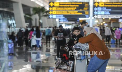 Calon penumpang menunggu waktu keberangkatan pesawat di Terminal 3 Bandara Soekarno Hatta, Tangerang, Banten (ilustrasi). Menteri Perhubungan Budi Karya Sumadi mengatakan pergerakan penumpang angkutan udara pada masa mudik Lebaran Idul Fitri 2022 mencapai angka tertinggi selama masa pandemi.