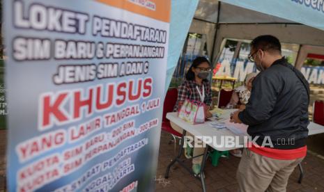 Warga melakukan pendaftaran pembuatan Surat Izin Mengendarai (SIM)