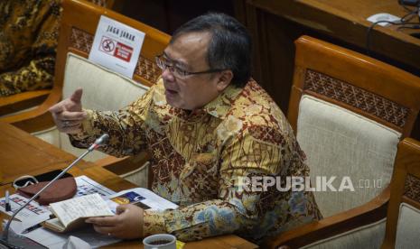 Menteri Riset dan Teknologi (Menristek)/Kepala Badan Riset dan Inovasi Nasional (BRIN) Bambang PS Brodjonegoro menyampaikan paparan saat rapat kerja bersama Komisi VII DPR di kompleks Parlemen, Jakarta, Senin (18/1/2021). Dalam rapat tersebut Menristek menjelaskan perkembangan pembuatan vaksin Merah Putih untuk penanganan COVID-19 yang diproduksi di dalam negeri, salah satunya target penyerahan bibit vaksin kepada Bio Farma pada Maret 2021. 