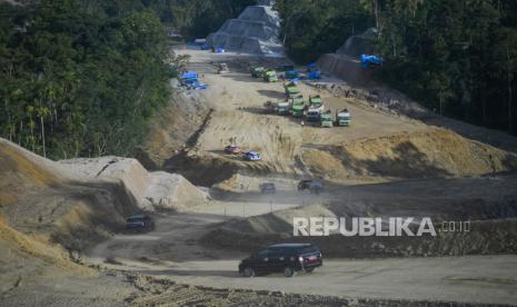 Sejumlah truk mengantre saat melanjutkan pembangunan tol di Nagari Enam Lingkung, Padang Pariaman, Sumatera Barat, Senin (22/5/2023). PT Hutama Karya menggenjot pembangunan Jalan Tol Trans Sumatera (JTTS) yakni tol Padang - Sicincin yang progres konstruksinya sudah mencapai 37,2 persen dengan pembebasan lahan sudah 95 persen serta target selesai pada 2024. 