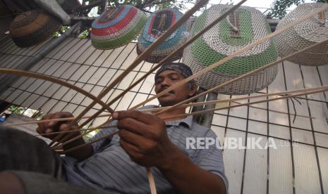 Perajn memproduksi kerajinan rotan di kawasan Pasar Minggu, Jakarta, Kamis (14/5). Holding ultra mikro yang terdiri atas PT BRI, Permodalan Nasional Madani (PNM), dan Pegadaian nantinya akan menyasar 30 juta eksisting pelaku usaha ultra mikro yang saat ini masih belum memiliki akses pendanaan dari lembaga keuangan formal.