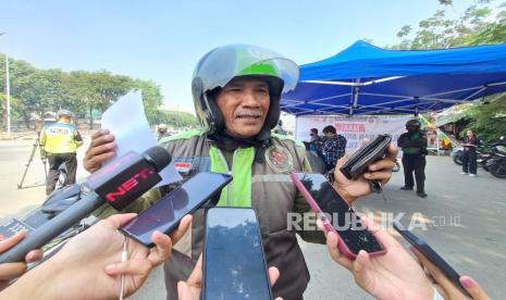 Aktivitas uji coba perdana tilang uji emisi kendaraan bermotor di Jalan Perintis Kemerdekaan, Jakarta Timur, Jumat (25/8/2023). 