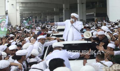 Ulama Indonesia dan Pemimpin Front Pembela Islam Habib Rizieq Shihab (tengah), berbicara kepada pengikutnya setibanya dari Arab Saudi di Bandara Internasional Soekarno-Hatta di Tangerang, Selasa (10/11/2020). 