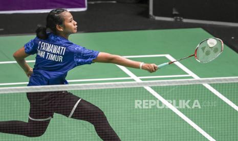 Pebulu tangkis putri Jawa Timur Sri Fatmawati berusaha mengembalikan kok ke arah pebulu tangkis putri Bali Komang Ayu Cahya Dewi pada pertandingan semi final bulu tangkis beregu putri PON Papua di GOR Waringin Kotaraja, Kota Jayapura, Papua, Jumat (8/10/2021). 