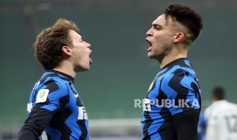  Pemain Inter Milan, Lautaro Martinez (kanan) bergembira dengan rekan setimnya Nicolo Barella setelah mencetak gol pertama timnya dalam pertandingan leg pertama semifinal Piala Italia antara FC Inter dan Juventus FC di stadion Giuseppe Meazza di Milan, Italia, 2 Februari 2021.