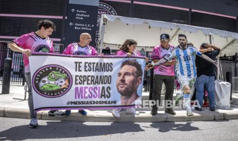 Fans sepak bola menanti  kedatangan pesepak bola Argentina Lionel Messi ke Stadion DRV PNK, markas Inter Miami CF, di Fort Lauderdale, Florida, AS, 11 Juli 2023. 