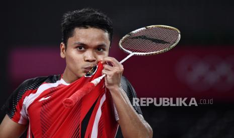 Ekspresi pebulu tangkis tunggal putra Indonesia Anthony Sinisuka Ginting usai memastikan diri lolos ke semifinal Olimpiade Tokyo 2020, Sabtu (31/7).