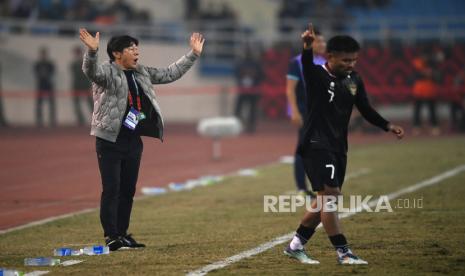 Pelatih Timnas Indonesia Shin Tae-yong bereaksi usai pemainnya dilanggar keras oleh pesepak bola Timnas Vietnam dalam pertandingan leg 2 babak semi final Piala AFF 2022 di Stadion Nasional My Dinh, Hanoi, Vietnam, Senin (9/1/2023). 