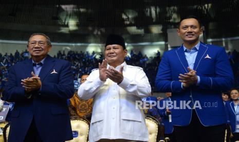 Ketua Umum Partai Demokrat Agus Harimurti Yudhoyono (AHY) bersama Bakal Calon Presiden sekaligus Ketua Umum Partai Gerindra Prabowo Subianto dan Ketua Majelis Tinggi Partai Demokrat Susilo Bambang Yudhoyono (SBY) berfoto saat Rapimnas Partai Demokrat di Jakarta, Kamis (21/9/2023). Dalam Rapimnas tersebut Partai Demokrat resmi mendeklarasikan mendukung Prabowo Subianto sebagai calon presiden di Pilpres 2024.   