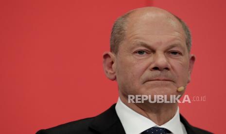 Olaf Scholz, kandidat utama kanselir Partai Sosial Demokrat (SPD) berbicara kepada para pendukungnya setelah pemilihan parlemen Jerman di markas besar partai di Berlin, Ahad (26/9).